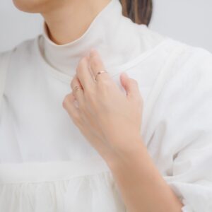 指輪をした女性