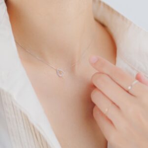 ペンダントを付けた女性