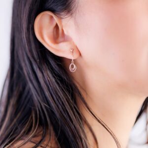 ピアスを付けた女性