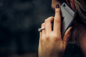 携帯で話す女性