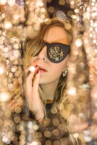 サングラスをかけた女性