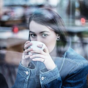 カフェでコーヒーを飲む女性