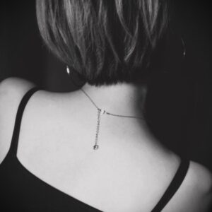 女性の背中