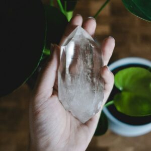 水晶を手にのせる