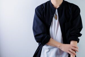 ボルダーオパールペンダントを付けた男性