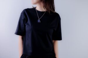 ボルダーオパールペンダントを付けている女性