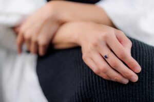 指輪をした女性