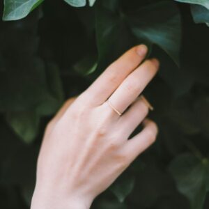 指輪を付けた手