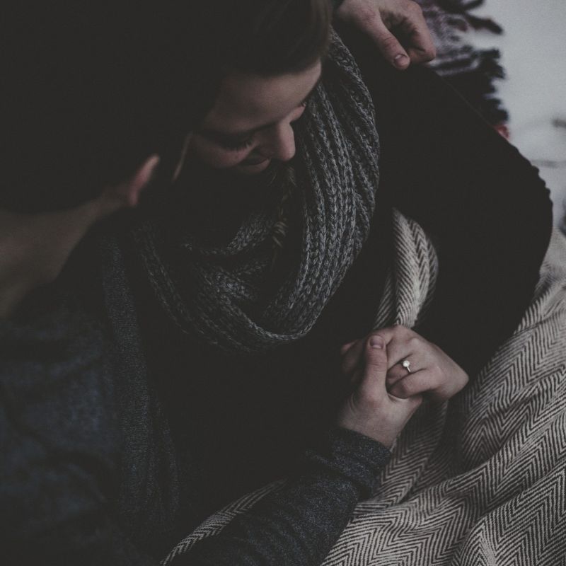 婚約指輪をつけるタイミングは？結婚前後のおすすめ