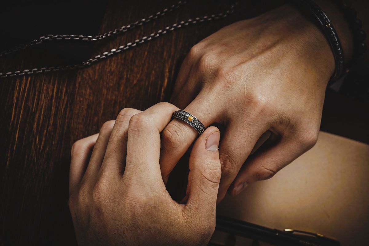 男性が宝石をつける理由とその魅力とは？