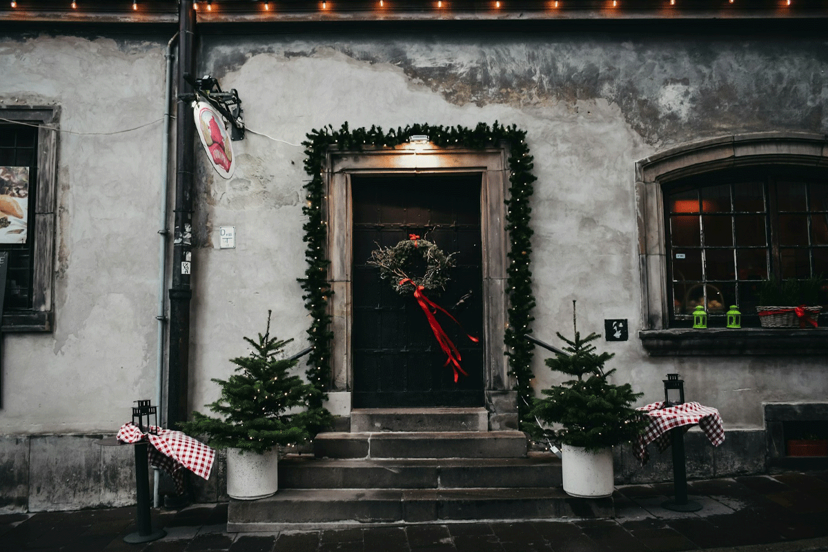 クリスマスリースの由来と飾るタイミング