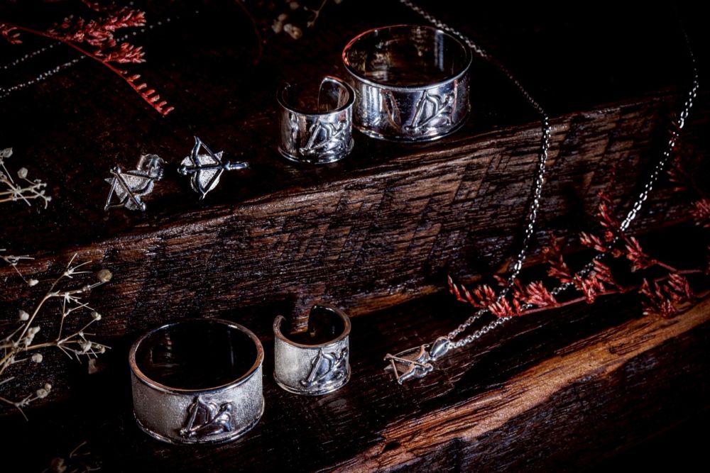 シルバージュエリーの表面加工：鏡面と荒らしそれぞれの魅力