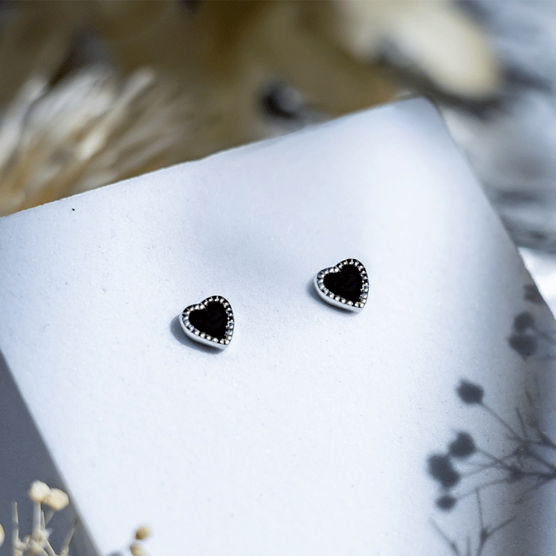 オニキスピアス