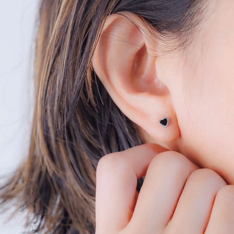 オニキスピアス