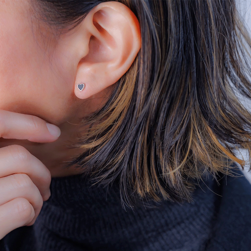 オニキスピアス