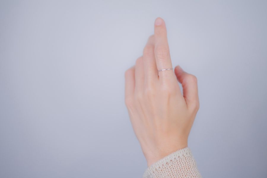 指輪をした女性